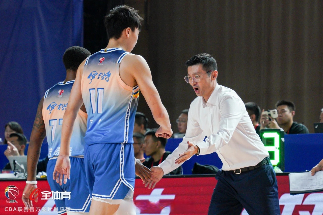 爱游戏体育-广东男篮全队备战