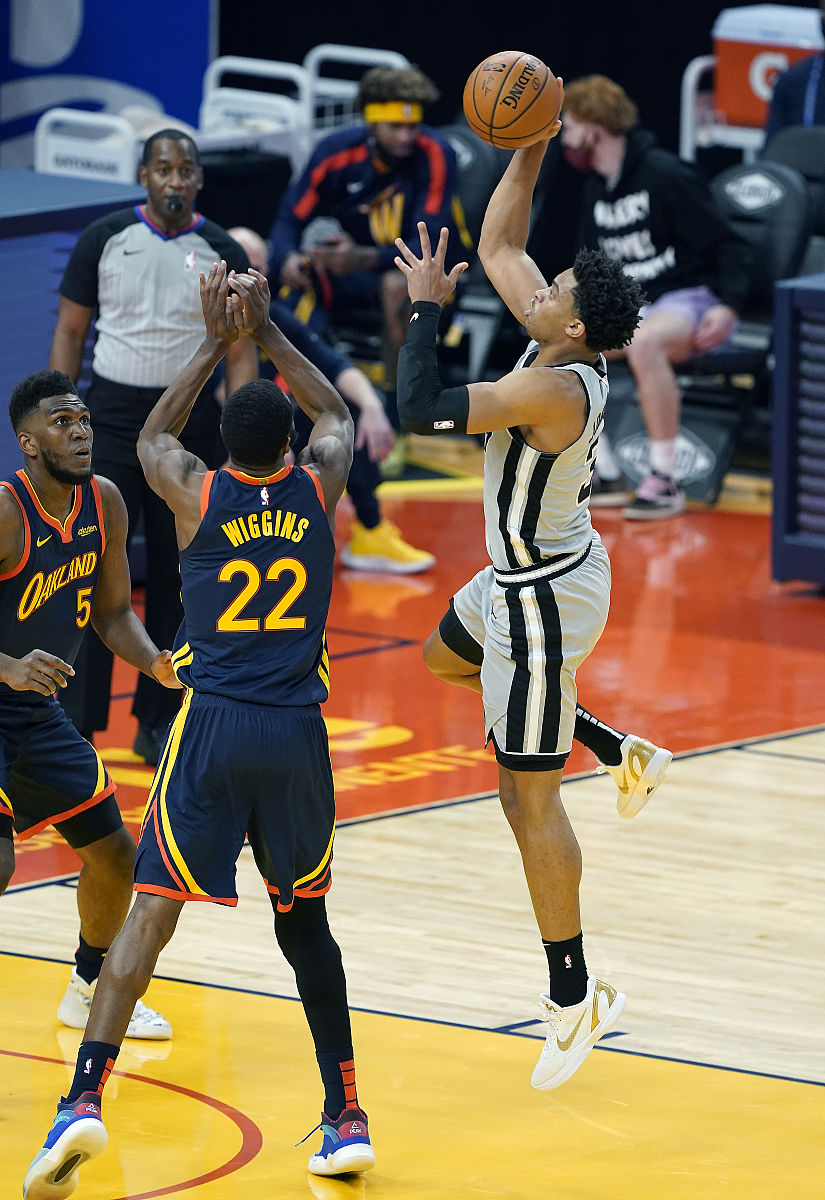 爱游戏-今晚法兰克福门线救险——NBA常规赛节点到来,底气十足,赛程密集仍需轮换