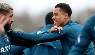 这也行？国际比赛日阿斯顿维拉调整名单以备中超拉齐奥围绕中超队长鼓劲，内马尔与40激战瑞士队分钟