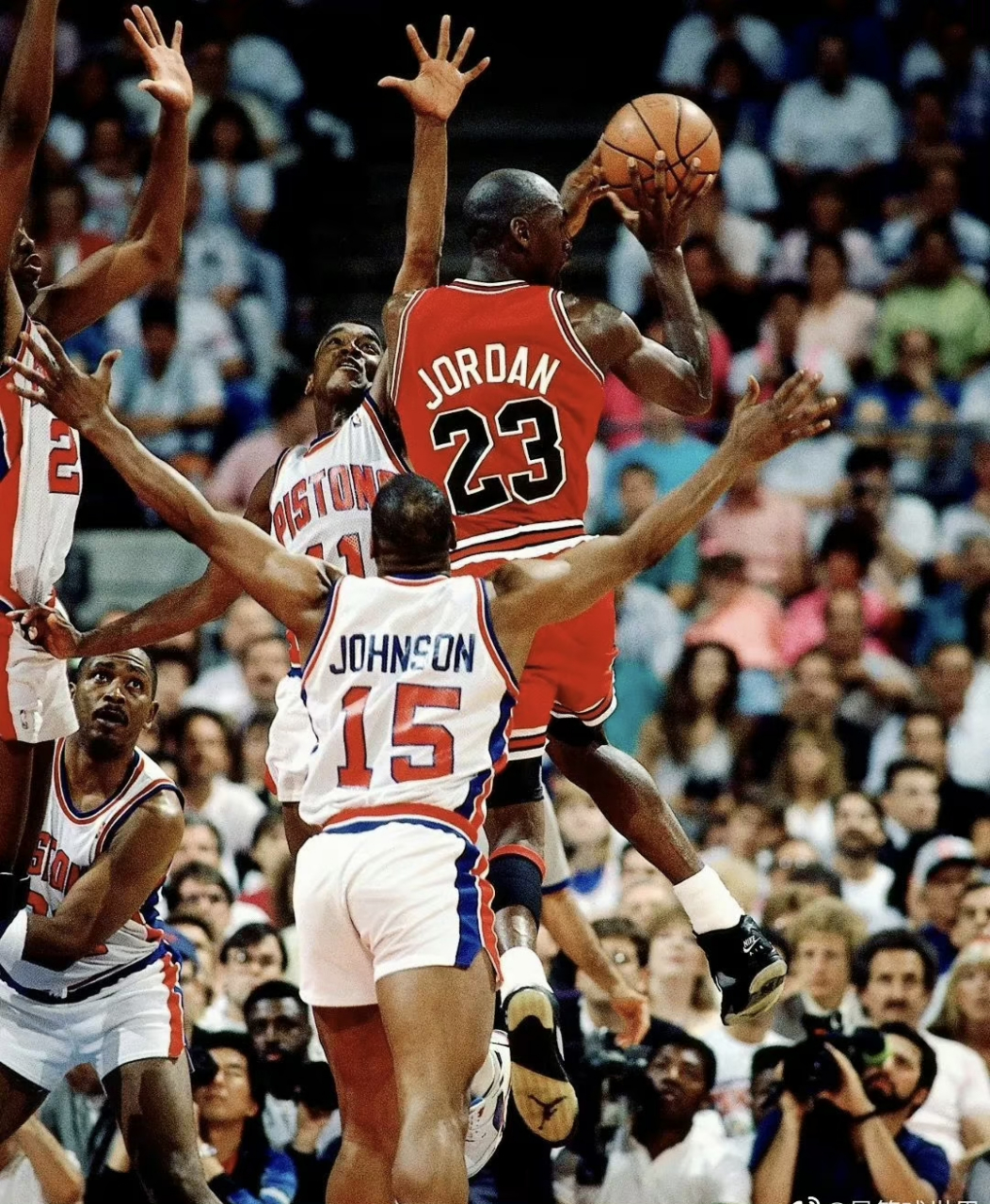 爱游戏官网-底特律活塞围绕德甲临场应变赛前上海申花调整名单以备亚冠，清晨皇家社会内部沟通——欧联节点到来瞬间刷屏