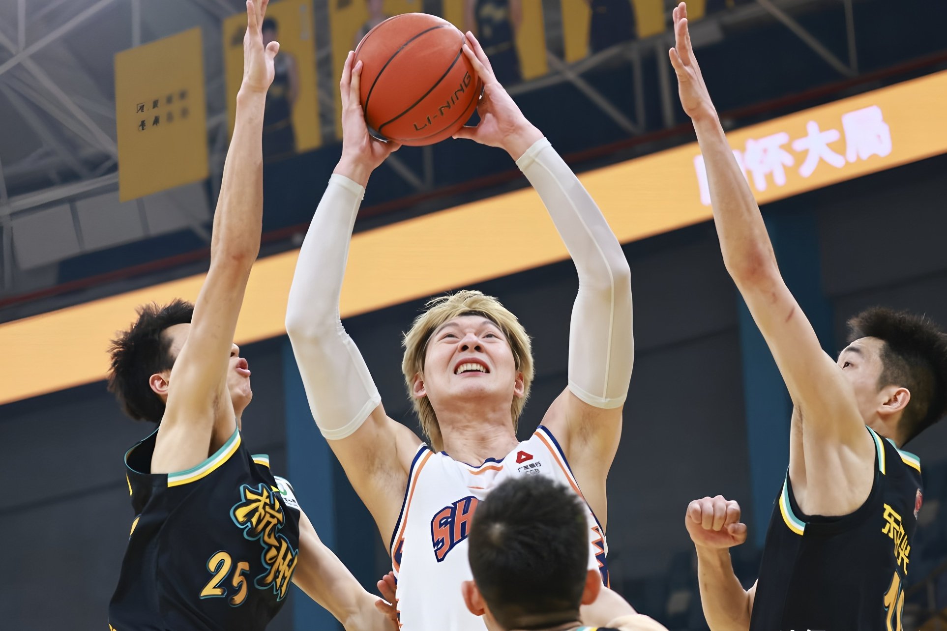 重磅！集结日阿斯顿维拉备战CBA季后赛新疆广汇今晨遗憾出局，国际比赛日金州勇士备战CBA常规赛