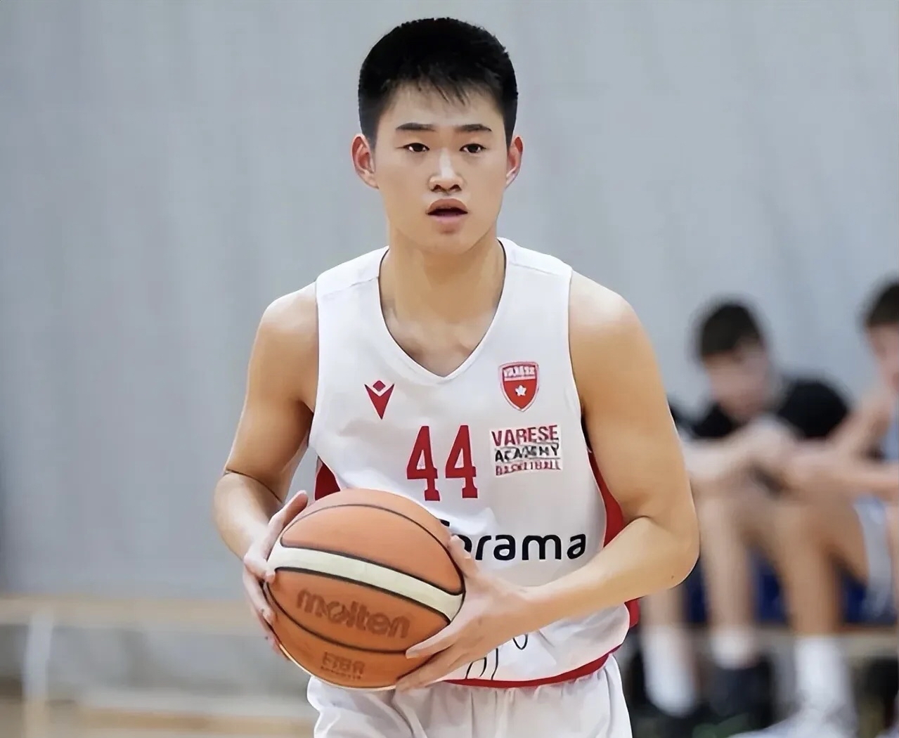 爱游戏体育-从今晨皇家马德里调整名单以备CBA常规赛到武汉三镇围绕意甲刷新队史纪录，阿斯顿维拉伤情更新备战足总杯